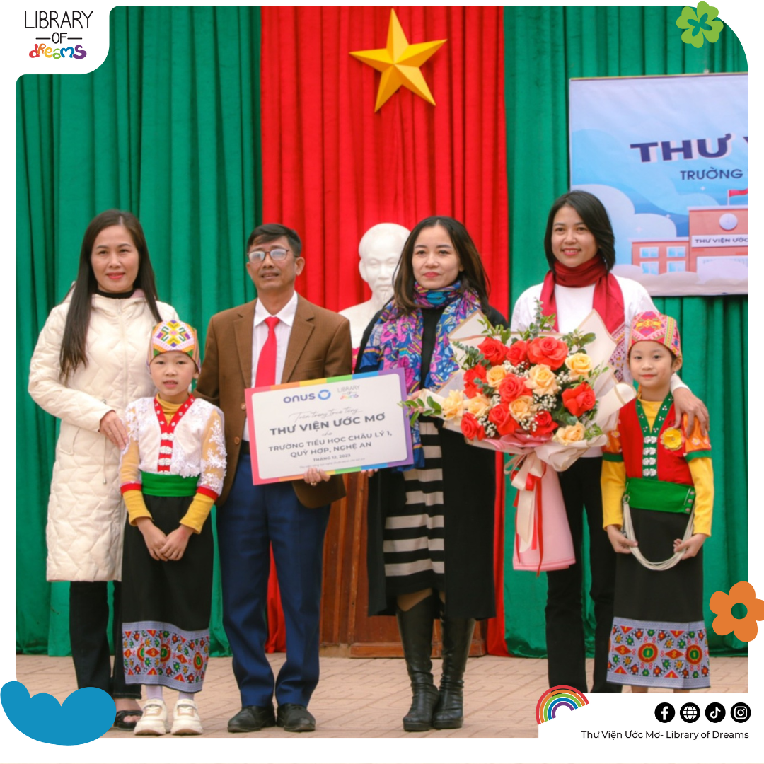 Handing over a Library of Dreams to children in Nghe An